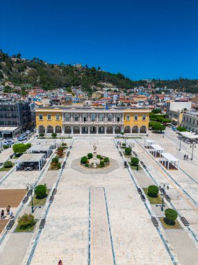 ZAKYNTHOS, GREECE - 20 Haziran 2024: Zakynthos şehri üzerinde güzel mavi bir yaz gökyüzüne karşı havadan panoramik manzara. Zakynthos Adası, Yunanistan 'ın batısındaki İyon Denizi