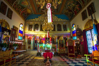 Zakynthos, Yunanistan - 6 Haziran 2024: Zakynthos (Zante) adasındaki Mpochali tepesindeki kutsal Zoodochos Pigi tapınağının iç manzarası. Zakynthos, Yunanistan 'daki İyon Adaları