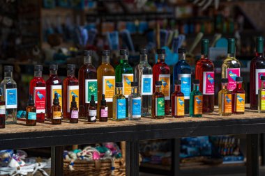 Zakynthos, Yunanistan - 6 Haziran 2024: Zakynthos 'taki Exo Chora köyündeki yerel dükkanlar Ev yapımı Yerel Ürünler, El yapımı Kozmetik ürünleri ve Sabun.