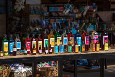 Zakynthos, Yunanistan - 6 Haziran 2024: Zakynthos 'taki Exo Chora köyündeki yerel dükkanlar Ev yapımı Yerel Ürünler, El yapımı Kozmetik ürünleri ve Sabun.