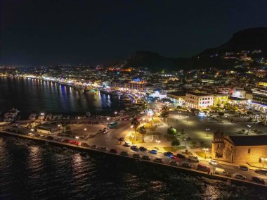 Zakynthos kasabasında hava panoramik gece görüşü. Zakynthos, Yunanistan 'daki İyon Adaları