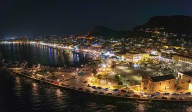 Zakynthos kasabasında hava panoramik gece görüşü. Zakynthos, Yunanistan 'daki İyon Adaları