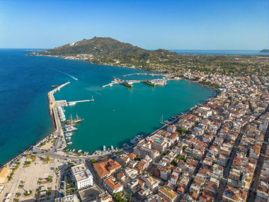 Yunanistan 'ın Zakynthos adasındaki Zakynthos kasabasının hava panoramik manzarası gün batımında.