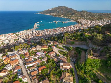 Yunanistan 'ın Zakynthos adasındaki Zakynthos kasabasının hava panoramik manzarası gün batımında.