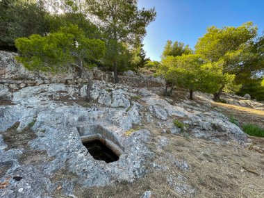 Zakynthos, Yunanistan - 20 Haziran 2024: Yunanistan 'ın Zakynthos adasındaki Kampi kentindeki Miken mezarlığının manzarası