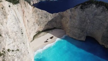 Yunanistan 'ın Zakynthos adasındaki ünlü Navagio plajı (Batık Kumsalı) üzerinde hava manzarası. İyon Denizi 'nin, Navagio' nun ya da Batık Sahili 'nin en güzel mücevherlerinden biri Zakynthos' un dünyaca ünlü doğal görüntüsünden sonra açık ara en popüler mekanıdır.