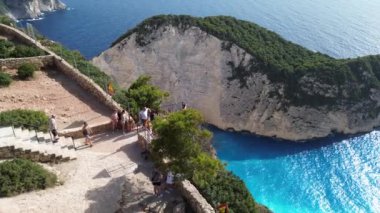 Yunanistan 'ın Zakynthos adasındaki ünlü Navagio plajı (Batık Kumsalı) üzerinde hava manzarası. İyon Denizi 'nin, Navagio' nun ya da Batık Sahili 'nin en güzel mücevherlerinden biri Zakynthos' un dünyaca ünlü doğal görüntüsünden sonra açık ara en popüler mekanıdır.