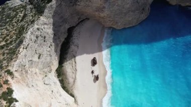 Yunanistan 'ın Zakynthos adasındaki ünlü Navagio plajı (Batık Kumsalı) üzerinde hava manzarası. İyon Denizi 'nin, Navagio' nun ya da Batık Sahili 'nin en güzel mücevherlerinden biri Zakynthos' un dünyaca ünlü doğal görüntüsünden sonra açık ara en popüler mekanıdır.