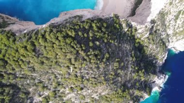 Yunanistan 'ın Zakynthos adasındaki ünlü Navagio plajı (Batık Kumsalı) üzerinde hava manzarası. İyon Denizi 'nin, Navagio' nun ya da Batık Sahili 'nin en güzel mücevherlerinden biri Zakynthos' un dünyaca ünlü doğal görüntüsünden sonra açık ara en popüler mekanıdır.