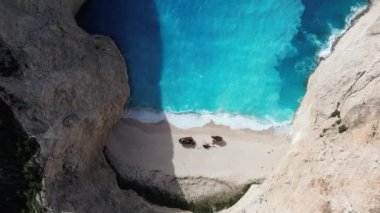 Yunanistan 'ın Zakynthos adasındaki ünlü Navagio plajı (Batık Kumsalı) üzerinde hava manzarası. İyon Denizi 'nin, Navagio' nun ya da Batık Sahili 'nin en güzel mücevherlerinden biri Zakynthos' un dünyaca ünlü doğal görüntüsünden sonra açık ara en popüler mekanıdır.