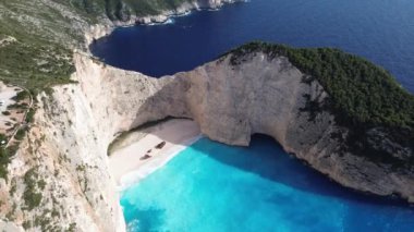 Yunanistan 'ın Zakynthos adasındaki ünlü Navagio plajı (Batık Kumsalı) üzerinde hava manzarası. İyon Denizi 'nin, Navagio' nun ya da Batık Sahili 'nin en güzel mücevherlerinden biri Zakynthos' un dünyaca ünlü doğal görüntüsünden sonra açık ara en popüler mekanıdır.