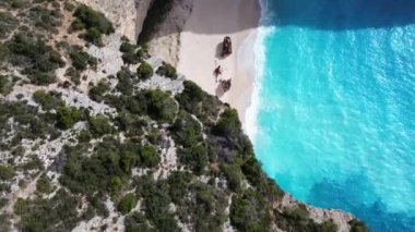 Yunanistan 'ın Zakynthos adasındaki ünlü Navagio plajı (Batık Kumsalı) üzerinde hava manzarası. İyon Denizi 'nin, Navagio' nun ya da Batık Sahili 'nin en güzel mücevherlerinden biri Zakynthos' un dünyaca ünlü doğal görüntüsünden sonra açık ara en popüler mekanıdır.