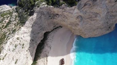 Yunanistan 'ın Zakynthos adasındaki ünlü Navagio plajı (Batık Kumsalı) üzerinde hava manzarası. İyon Denizi 'nin, Navagio' nun ya da Batık Sahili 'nin en güzel mücevherlerinden biri Zakynthos' un dünyaca ünlü doğal görüntüsünden sonra açık ara en popüler mekanıdır.