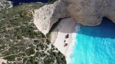 Yunanistan 'ın Zakynthos adasındaki ünlü Navagio plajı (Batık Kumsalı) üzerinde hava manzarası. İyon Denizi 'nin, Navagio' nun ya da Batık Sahili 'nin en güzel mücevherlerinden biri Zakynthos' un dünyaca ünlü doğal görüntüsünden sonra açık ara en popüler mekanıdır.