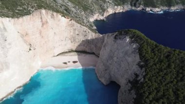 Yunanistan 'ın Zakynthos adasındaki ünlü Navagio plajı (Batık Kumsalı) üzerinde hava manzarası. İyon Denizi 'nin, Navagio' nun ya da Batık Sahili 'nin en güzel mücevherlerinden biri Zakynthos' un dünyaca ünlü doğal görüntüsünden sonra açık ara en popüler mekanıdır.