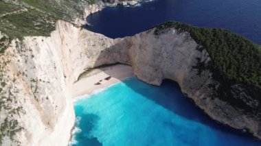 Yunanistan 'ın Zakynthos adasındaki ünlü Navagio plajı (Batık Kumsalı) üzerinde hava manzarası. İyon Denizi 'nin, Navagio' nun ya da Batık Sahili 'nin en güzel mücevherlerinden biri Zakynthos' un dünyaca ünlü doğal görüntüsünden sonra açık ara en popüler mekanıdır.