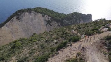 Yunanistan 'ın Zakynthos adasındaki ünlü Navagio plajı (Batık Kumsalı) üzerinde hava manzarası. İyon Denizi 'nin, Navagio' nun ya da Batık Sahili 'nin en güzel mücevherlerinden biri Zakynthos' un dünyaca ünlü doğal görüntüsünden sonra açık ara en popüler mekanıdır.