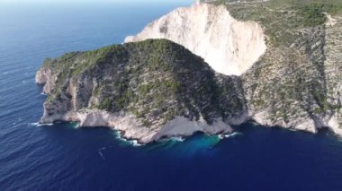 Yunanistan 'ın Zakynthos adasındaki ünlü Navagio plajı (Batık Kumsalı) üzerinde hava manzarası. İyon Denizi 'nin, Navagio' nun ya da Batık Sahili 'nin en güzel mücevherlerinden biri Zakynthos' un dünyaca ünlü doğal görüntüsünden sonra açık ara en popüler mekanıdır.