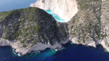 Yunanistan 'ın Zakynthos adasındaki ünlü Navagio plajı (Batık Kumsalı) üzerinde hava manzarası. İyon Denizi 'nin, Navagio' nun ya da Batık Sahili 'nin en güzel mücevherlerinden biri Zakynthos' un dünyaca ünlü doğal görüntüsünden sonra açık ara en popüler mekanıdır.