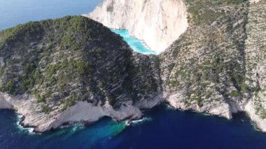 Yunanistan 'ın Zakynthos adasındaki ünlü Navagio plajı (Batık Kumsalı) üzerinde hava manzarası. İyon Denizi 'nin, Navagio' nun ya da Batık Sahili 'nin en güzel mücevherlerinden biri Zakynthos' un dünyaca ünlü doğal görüntüsünden sonra açık ara en popüler mekanıdır.