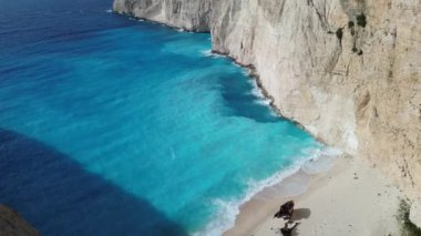 Yunanistan 'ın Zakynthos adasındaki ünlü Navagio plajı (Batık Kumsalı) üzerinde hava manzarası. İyon Denizi 'nin, Navagio' nun ya da Batık Sahili 'nin en güzel mücevherlerinden biri Zakynthos' un dünyaca ünlü doğal görüntüsünden sonra açık ara en popüler mekanıdır.