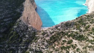Yunanistan 'ın Zakynthos adasındaki ünlü Navagio plajı (Batık Kumsalı) üzerinde hava manzarası. İyon Denizi 'nin, Navagio' nun ya da Batık Sahili 'nin en güzel mücevherlerinden biri Zakynthos' un dünyaca ünlü doğal görüntüsünden sonra açık ara en popüler mekanıdır.