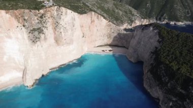 Yunanistan 'ın Zakynthos adasındaki ünlü Navagio plajı (Batık Kumsalı) üzerinde hava manzarası. İyon Denizi 'nin, Navagio' nun ya da Batık Sahili 'nin en güzel mücevherlerinden biri Zakynthos' un dünyaca ünlü doğal görüntüsünden sonra açık ara en popüler mekanıdır.