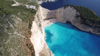 Yunanistan 'ın Zakynthos adasındaki ünlü Navagio plajı (Batık Kumsalı) üzerinde hava manzarası. İyon Denizi 'nin, Navagio' nun ya da Batık Sahili 'nin en güzel mücevherlerinden biri Zakynthos' un dünyaca ünlü doğal görüntüsünden sonra açık ara en popüler mekanıdır.
