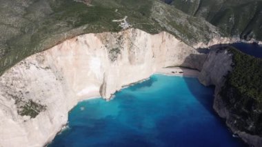 Yunanistan 'ın Zakynthos adasındaki ünlü Navagio plajı (Batık Kumsalı) üzerinde hava manzarası. İyon Denizi 'nin, Navagio' nun ya da Batık Sahili 'nin en güzel mücevherlerinden biri Zakynthos' un dünyaca ünlü doğal görüntüsünden sonra açık ara en popüler mekanıdır.