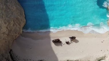 Yunanistan 'ın Zakynthos adasındaki ünlü Navagio plajı (Batık Kumsalı) üzerinde hava manzarası. İyon Denizi 'nin, Navagio' nun ya da Batık Sahili 'nin en güzel mücevherlerinden biri Zakynthos' un dünyaca ünlü doğal görüntüsünden sonra açık ara en popüler mekanıdır.