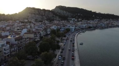 ZAKYNTHOS, GREECE - 21 Haziran 2024: Günbatımında Zakynthos şehrinde havadan panoramik manzara. Zakynthos Adası, İyon Denizi, Batı Yunanistan