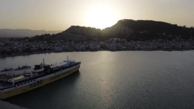 ZAKYNTHOS, GREECE - 21 Haziran 2024: Günbatımında Zakynthos şehrinde havadan panoramik manzara. Zakynthos Adası, İyon Denizi, Batı Yunanistan
