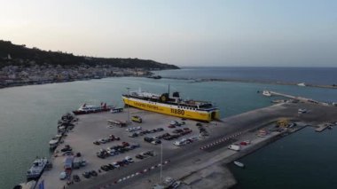 ZAKYNTHOS, GREECE - 21 Haziran 2024: Günbatımında Zakynthos şehrinde havadan panoramik manzara. Zakynthos Adası, İyon Denizi, Batı Yunanistan