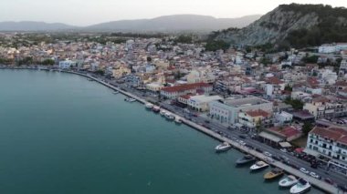 ZAKYNTHOS, GREECE - 21 Haziran 2024: Günbatımında Zakynthos şehrinde havadan panoramik manzara. Zakynthos Adası, İyon Denizi, Batı Yunanistan