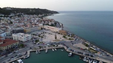 ZAKYNTHOS, GREECE - 21 Haziran 2024: Günbatımında Zakynthos şehrinde havadan panoramik manzara. Zakynthos Adası, İyon Denizi, Batı Yunanistan