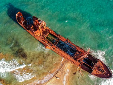 Yunanistan 'ın Sahne Sularında Dramatik Batık İkonik Baş Aşağı Görünümü
