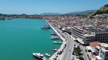 ZAKYNTHOS, GREECE - 21 Haziran 2024: Zakynthos şehri üzerindeki hava panoramik manzara güzel mavi bir yaz gökyüzüne karşı. Zakynthos Adası, Yunanistan 'ın batısındaki İyon Denizi