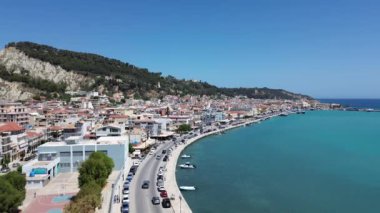 ZAKYNTHOS, GREECE - 21 Haziran 2024: Zakynthos şehri üzerindeki hava panoramik manzara güzel mavi bir yaz gökyüzüne karşı. Zakynthos Adası, Yunanistan 'ın batısındaki İyon Denizi