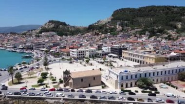 ZAKYNTHOS, GREECE - 21 Haziran 2024: Zakynthos şehri üzerindeki hava panoramik manzara güzel mavi bir yaz gökyüzüne karşı. Zakynthos Adası, Yunanistan 'ın batısındaki İyon Denizi