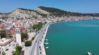 ZAKYNTHOS, GREECE - 21 Haziran 2024: Zakynthos şehri üzerindeki hava panoramik manzara güzel mavi bir yaz gökyüzüne karşı. Zakynthos Adası, Yunanistan 'ın batısındaki İyon Denizi