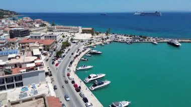 ZAKYNTHOS, GREECE - 21 Haziran 2024: Zakynthos şehri üzerindeki hava panoramik manzara güzel mavi bir yaz gökyüzüne karşı. Zakynthos Adası, Yunanistan 'ın batısındaki İyon Denizi
