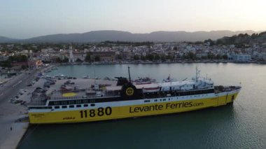 ZAKYNTHOS, GREECE - 21 Haziran 2024: Günbatımında Zakynthos şehrinde havadan panoramik manzara. Zakynthos Adası, İyon Denizi, Batı Yunanistan