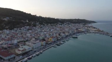 ZAKYNTHOS, GREECE - 21 Haziran 2024: Günbatımında Zakynthos şehrinde havadan panoramik manzara. Zakynthos Adası, İyon Denizi, Batı Yunanistan