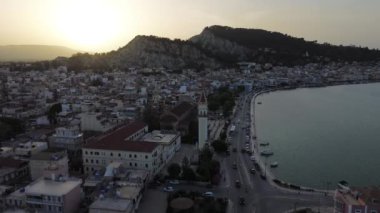 ZAKYNTHOS, GREECE - 21 Haziran 2024: Günbatımında Zakynthos şehrinde havadan panoramik manzara. Zakynthos Adası, İyon Denizi, Batı Yunanistan
