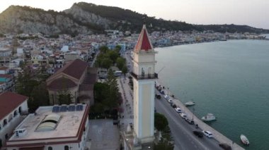 ZAKYNTHOS, GREECE - 21 Haziran 2024: Günbatımında Zakynthos şehrinde havadan panoramik manzara. Zakynthos Adası, İyon Denizi, Batı Yunanistan