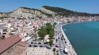 ZAKYNTHOS, GREECE - 21 Haziran 2024: Zakynthos şehri üzerindeki hava panoramik manzara güzel mavi bir yaz gökyüzüne karşı. Zakynthos Adası, Yunanistan 'ın batısındaki İyon Denizi