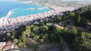 Gün batımında Zakynthos şehrinin hava panoramik manzarası. Zakynthos Adası, İyon Denizi, Batı Yunanistan