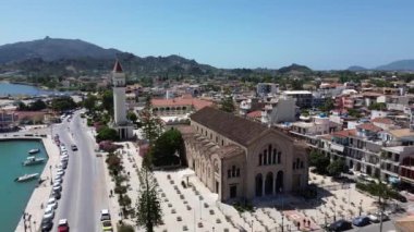 ZAKYNTHOS, GREECE - 21 Haziran 2024: Zakynthos şehri üzerindeki hava panoramik manzara güzel mavi bir yaz gökyüzüne karşı. Zakynthos Adası, Yunanistan 'ın batısındaki İyon Denizi