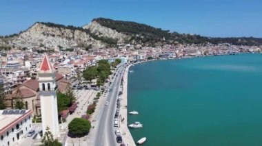 ZAKYNTHOS, GREECE - 21 Haziran 2024: Zakynthos şehri üzerindeki hava panoramik manzara güzel mavi bir yaz gökyüzüne karşı. Zakynthos Adası, Yunanistan 'ın batısındaki İyon Denizi