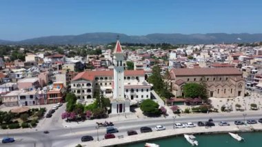 ZAKYNTHOS, GREECE - 21 Haziran 2024: Zakynthos şehri üzerindeki hava panoramik manzara güzel mavi bir yaz gökyüzüne karşı. Zakynthos Adası, Yunanistan 'ın batısındaki İyon Denizi